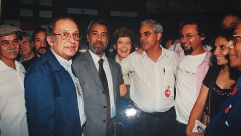  A partir da esquerda: Frei João Xerri, OP (de sobretudo azul); o escritor timorense Xanana de Gusmão; Lília do Amaral Azevedo, in memorian; Frei José Fernandes, op; entre outras pessoas.